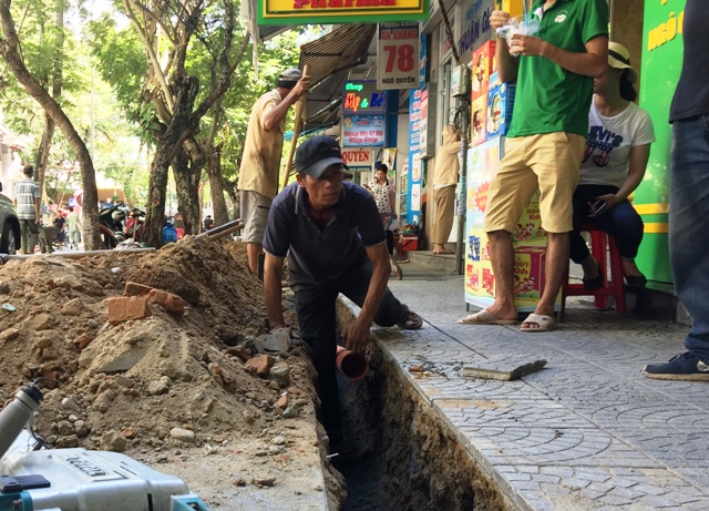 Đào đường thả cáp quang gây mất điện, thủng ống nước dân sinh