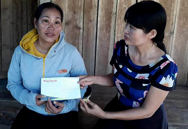 Trao 2 triệu đồng cho chị Trần Thị Nga