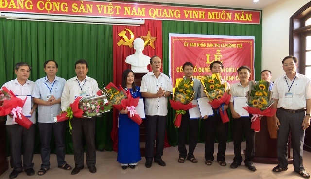 Hương Trà Công bố và trao các quyết định điều động, bổ nhiệm cán bộ các phòng của thị xã
