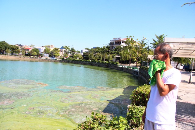 Người dân khổ sở vì mùi hôi từ hồ Kiểm Huệ