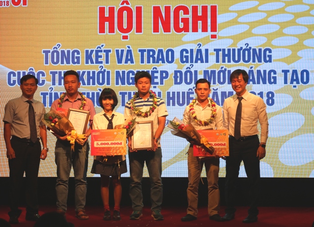 Tổng kết cuộc thi “Khởi nghiệp đổi mới sáng tạo” năm 2018 6 tác giả nhóm tác giả được trao giải