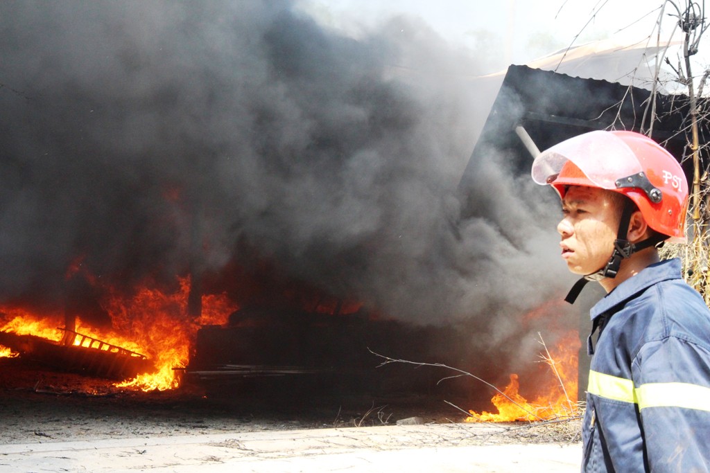 Hỏa hoạn lớn thiêu rụi xưởng sản xuất