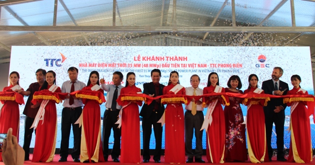 Inaugurating Phong Dien TTC solar power plant
