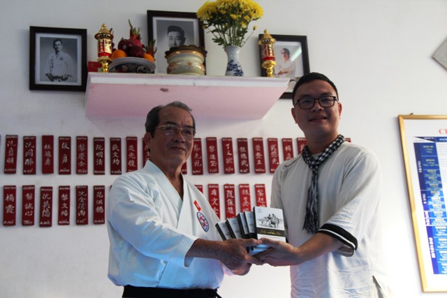 Tặng sách cho võ đường Nghĩa Dũng Karate-Do