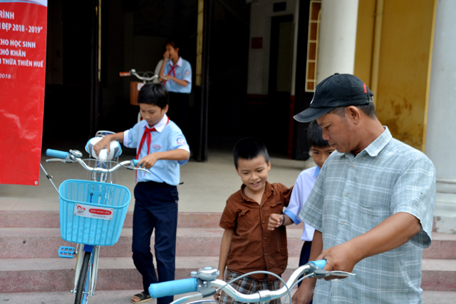 Tặng 23 xe đạp cho học sinh có hoàn cảnh khó khăn