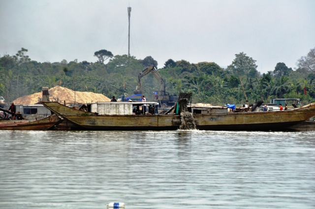 Xử phạt 3 công ty khai thác cát sỏi ở bãi bồi Lương Quán