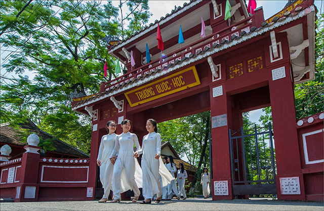 Duyên dáng với áo dài công sở