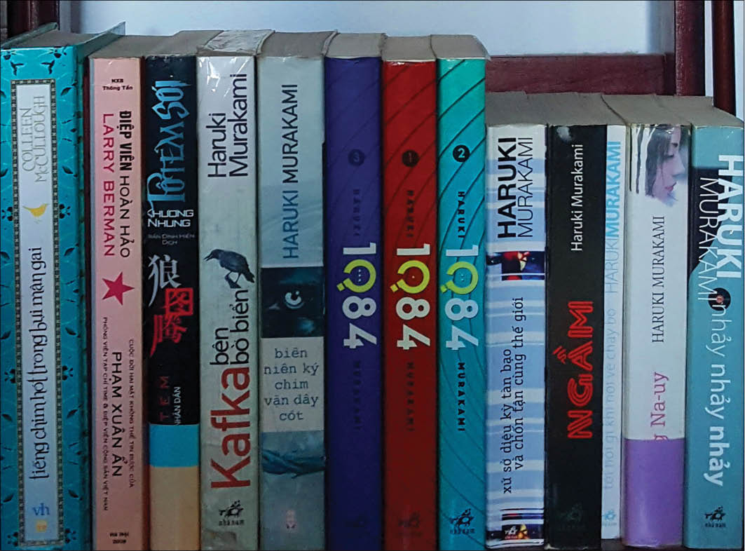 Hue people “play” books