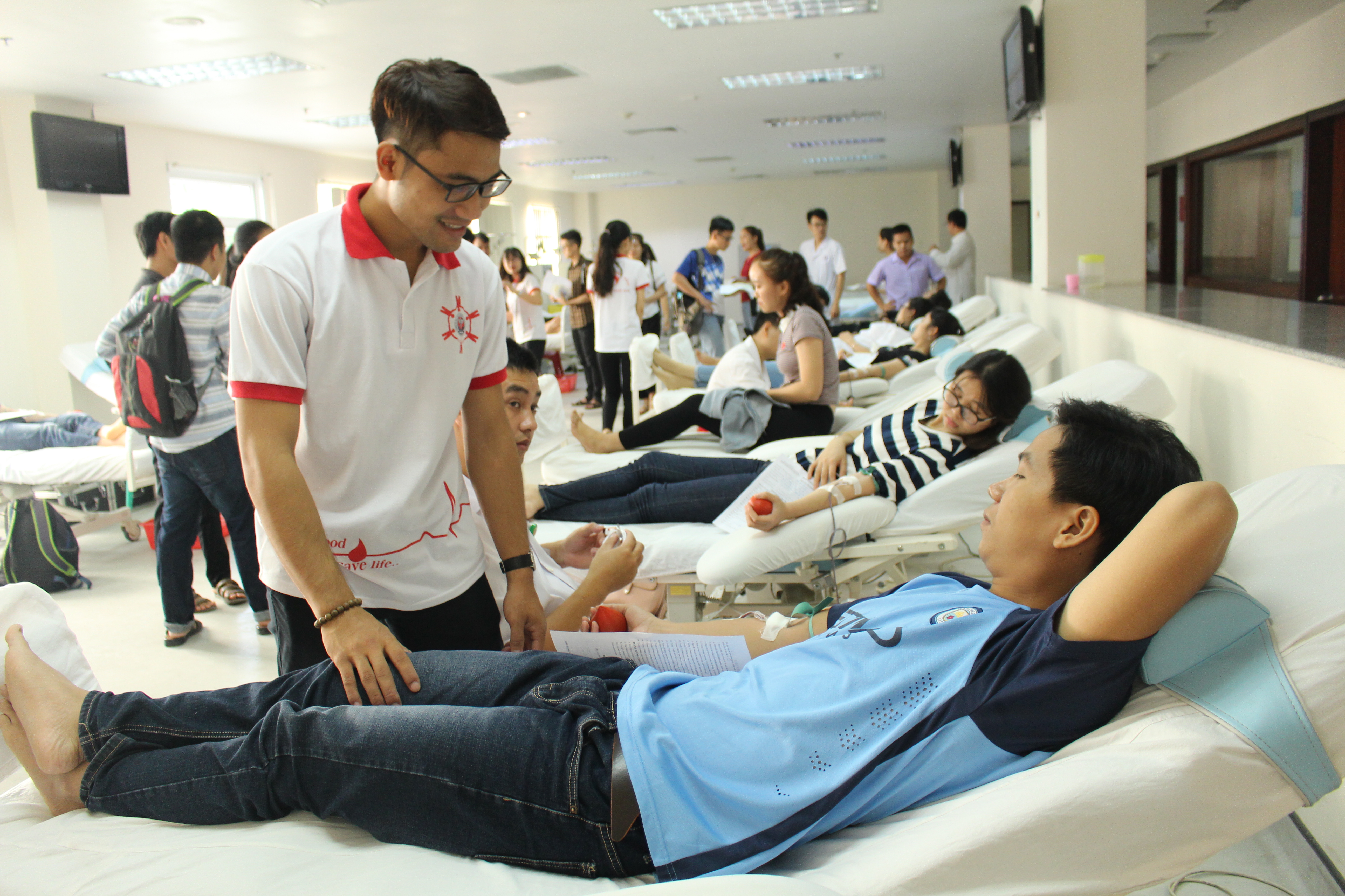 Hàng trăm sinh viên Trường Đại học Y Dược hiến máu tình nguyện
