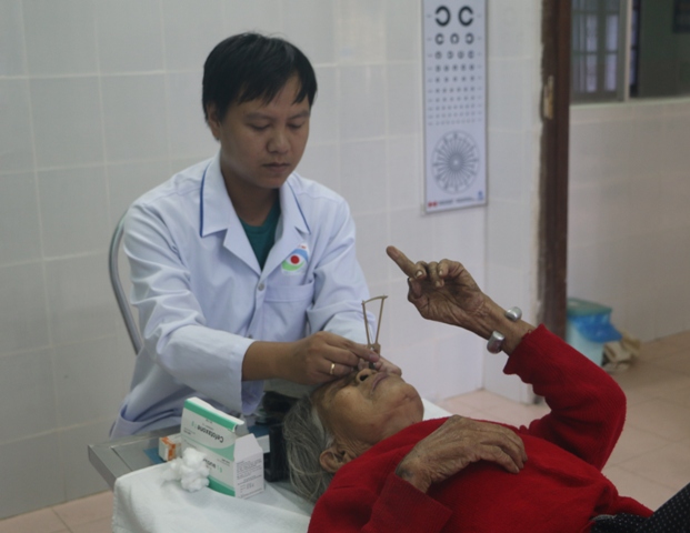 Tư vấn, khám, phẫu thuật mắt cho gần 250 trường hợp ở A Lưới