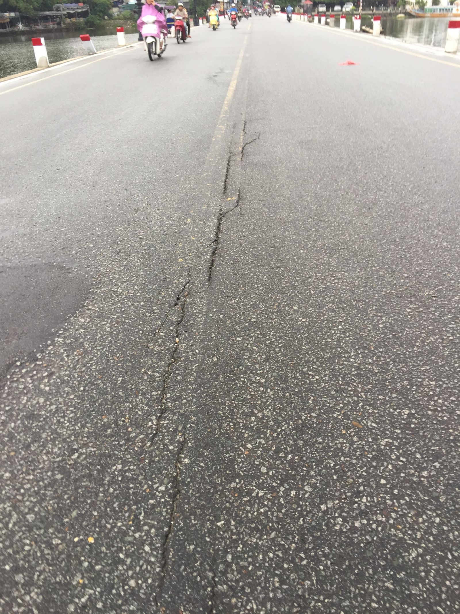 Đập Đá tiếp tục xuất hiện vết nứt dài trên mặt đường