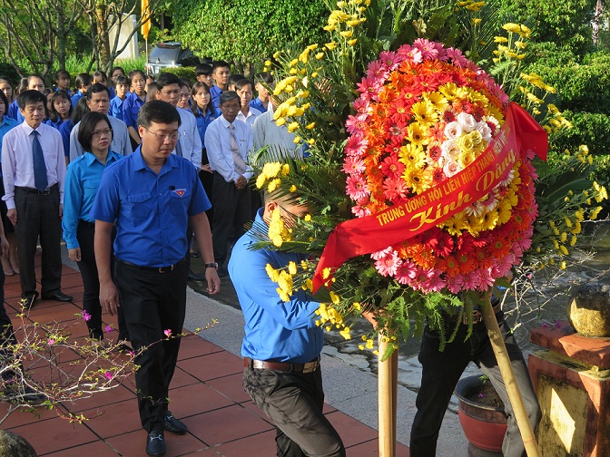 Bí thư thứ nhất Trung ương Đoàn Dâng hương tưởng niệm Đại tướng Nguyễn Chí Thanh