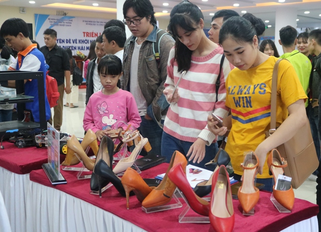 24 booths present innovative and creative startup ideas projects