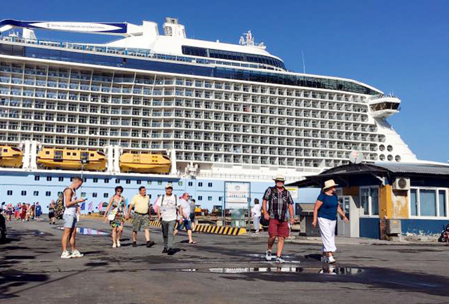 Siêu du thuyền Ovation of the Seas cập cảng Chân Mây