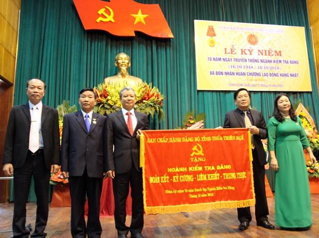 Ủy ban kiểm tra Tỉnh ủy đón nhận Huân chương Lao động hạng Nhất