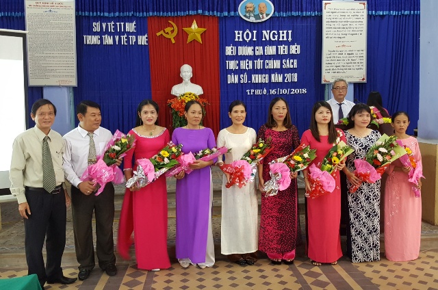 Biểu dương 27 gia đình tiêu biểu thực hiện tốt chính sách dân số