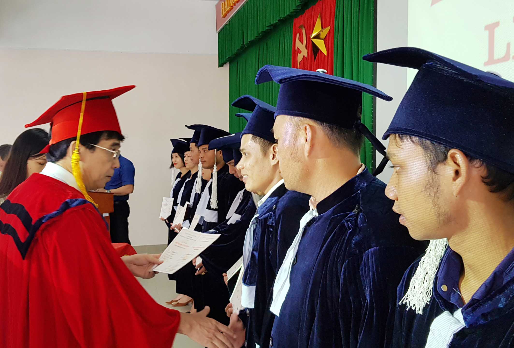 49 sinh viên tốt nghiệp lớp Đại học Hành chính hệ vừa làm vừa học