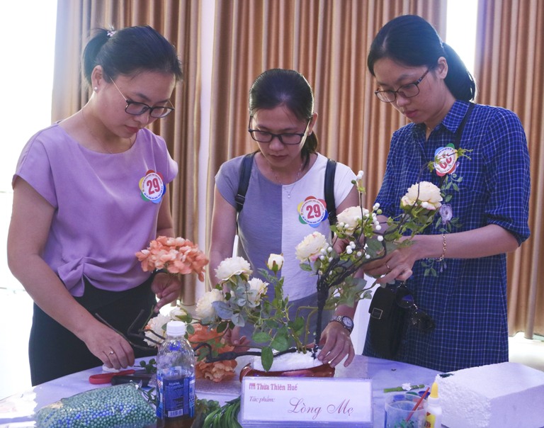 Hội thi cắm hoa nghệ thuật “Vòng tay yêu thương”