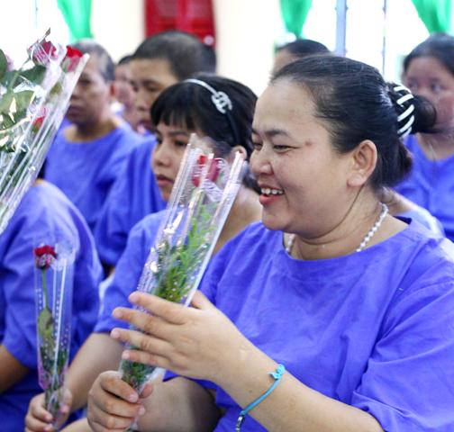 Chung vui cùng các nữ bệnh nhân tại Trung tâm bảo trợ xã hội tỉnh