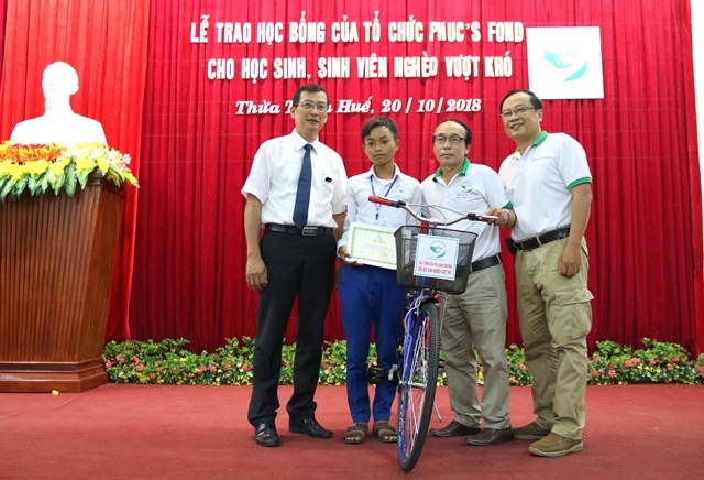 Trao 113 suất học bổng cho học sinh, sinh viên nghèo