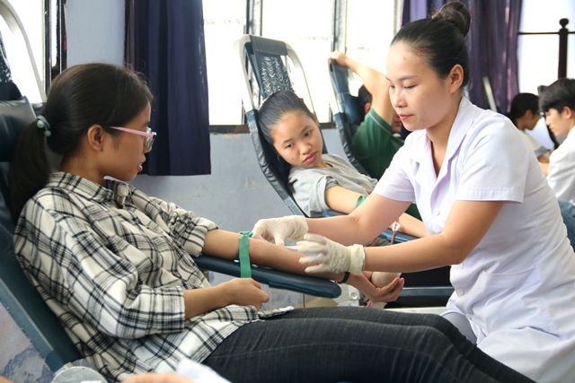 Over 700 students of Hue University of Medicine and Pharmacy take part in blood donation festival
