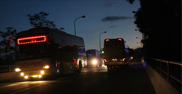 Bất an từ cây cầu có đèn nhưng không chiếu sáng