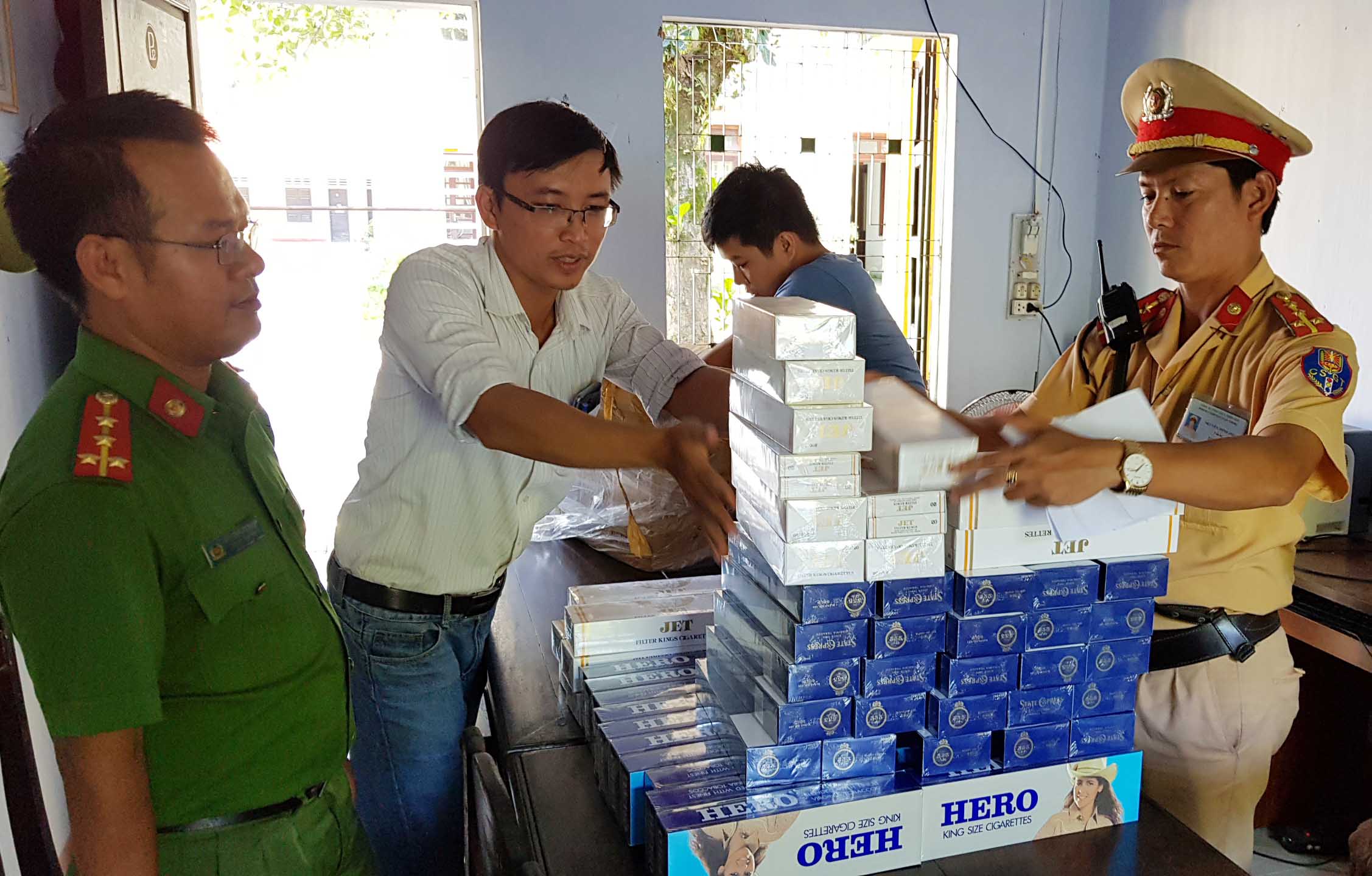 Bắt giữ 900 gói thuốc lá ngoại nhập trên xe buýt