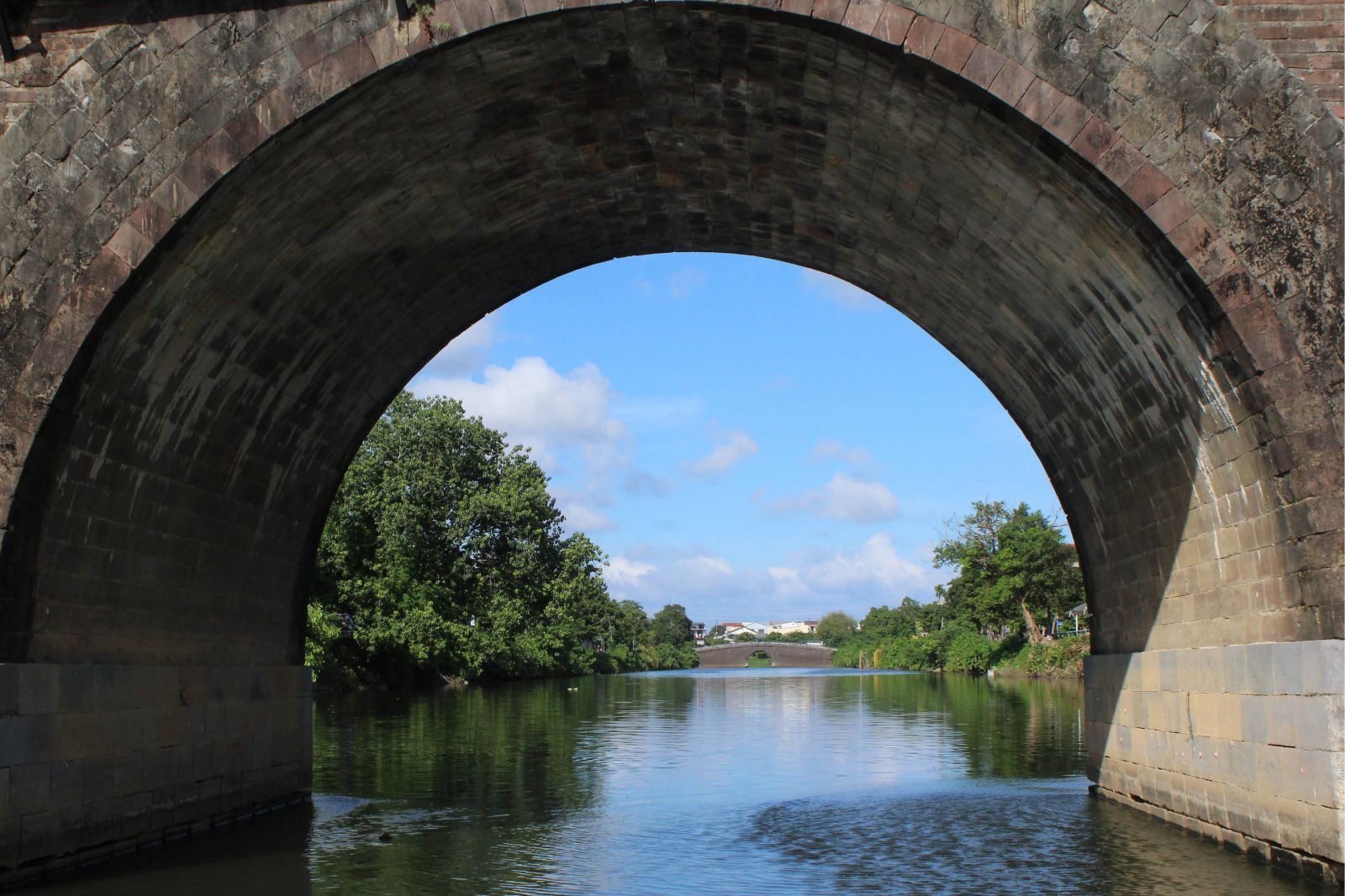 “Water trekking” for sightseeing in legendary Hue