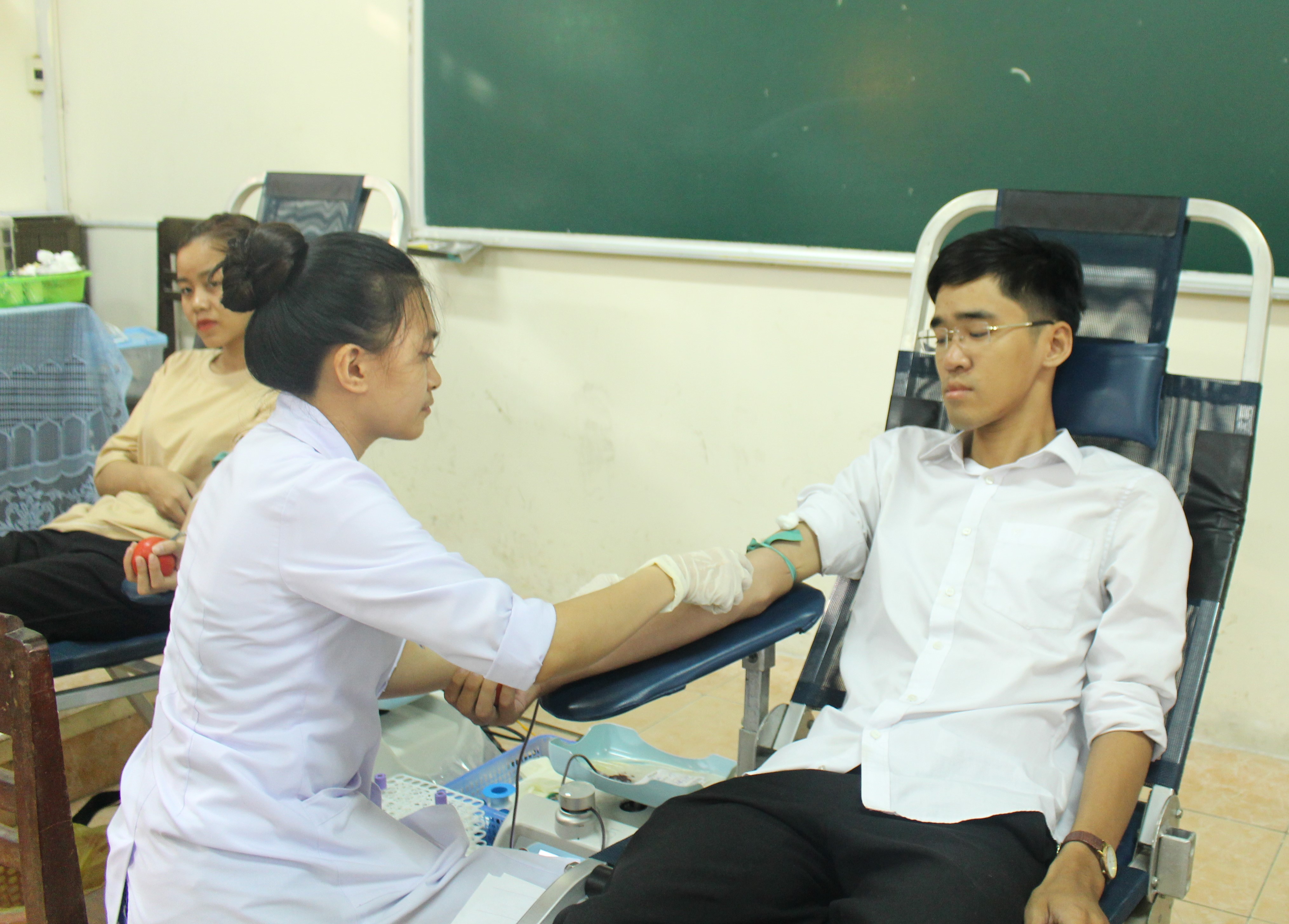 212 sinh viên Trường ĐH Sư phạm Huế tham gia hiến máu tình nguyện