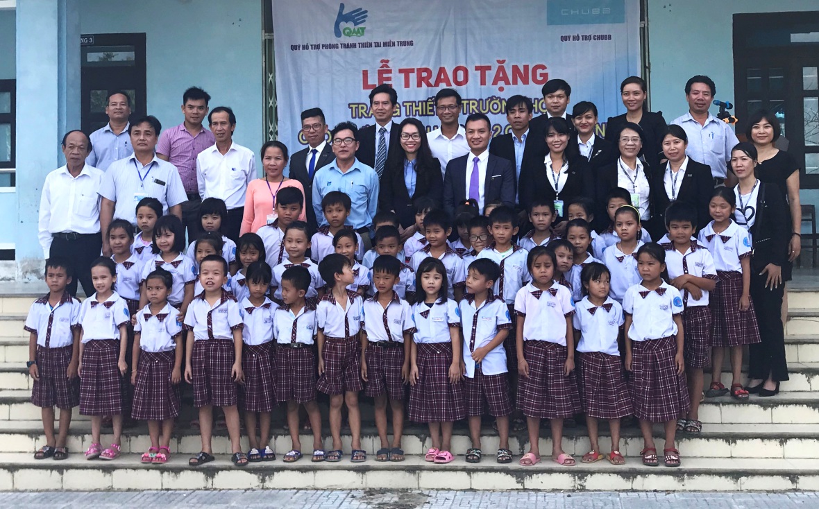 Chubb Life Việt Nam tặng thiết bị cho trường Tiểu học Quảng Thành