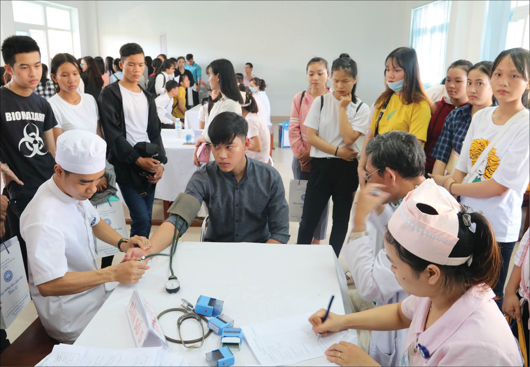 Sinh viên có hai thẻ bảo hiểm y tế Sẽ làm thủ tục thoái thu