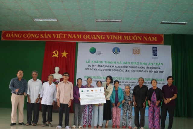 Giúp hộ nghèo tăng khả năng chống chọi với thiên tai