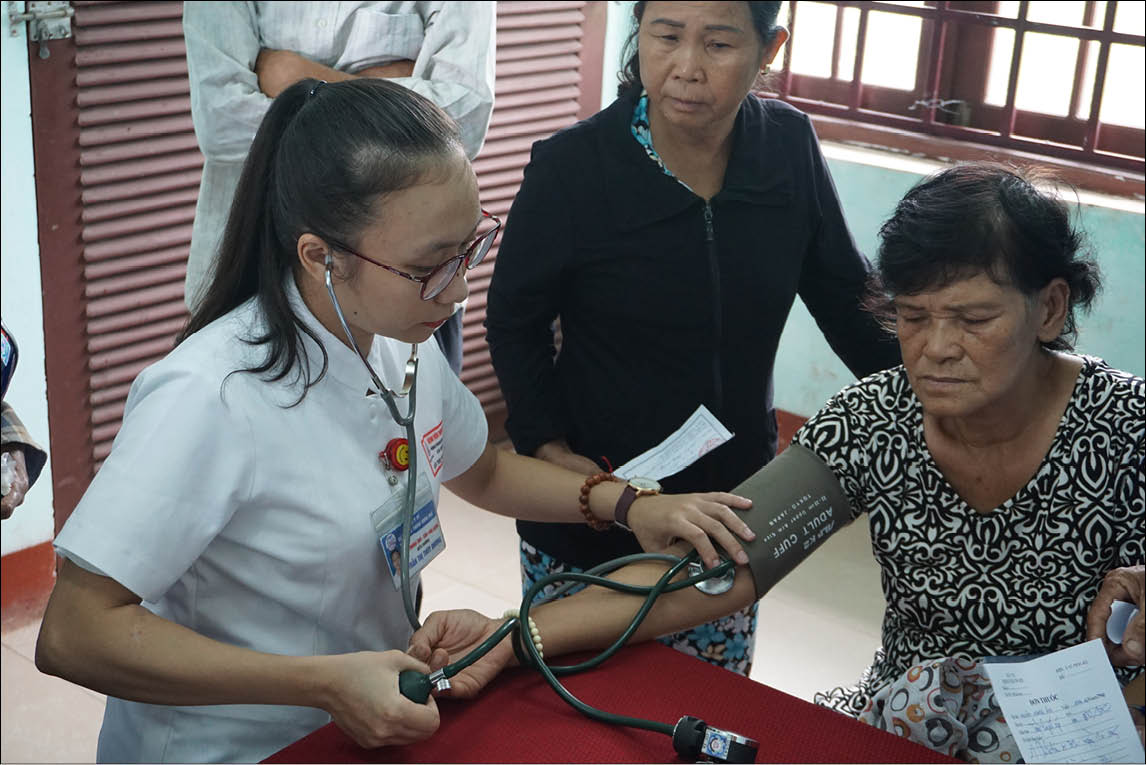 Lo sức khỏe cho người nghèo