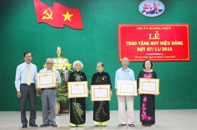 Hương Thủy Trao Huy hiệu Đảng cho 21 đảng viên