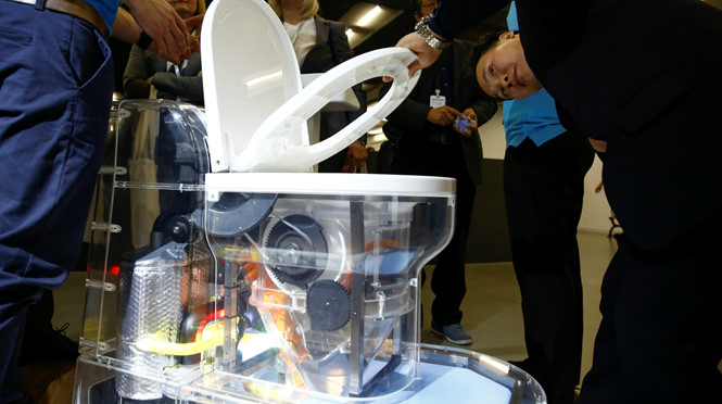 Tỉ phú Bill Gates trình làng toilet mới tự biến chất thải thành phân bón