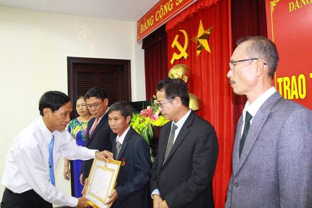 Trao Huy hiệu 30 năm tuổi Đảng dịp Cách mạng Tháng 10 Nga