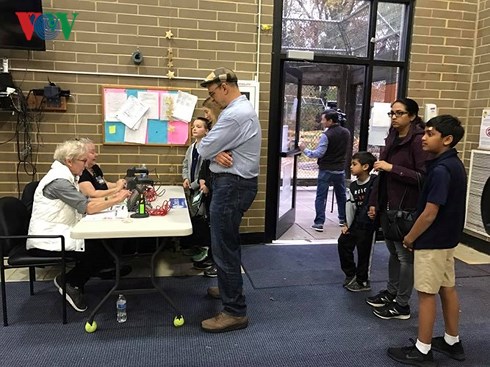 Bầu cử giữa kỳ ở Mỹ Công tác kiểm phiếu bắt đầu được tiến hành