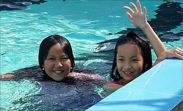 Bể bơi đầu tiên, niềm vui của trẻ em A Lưới