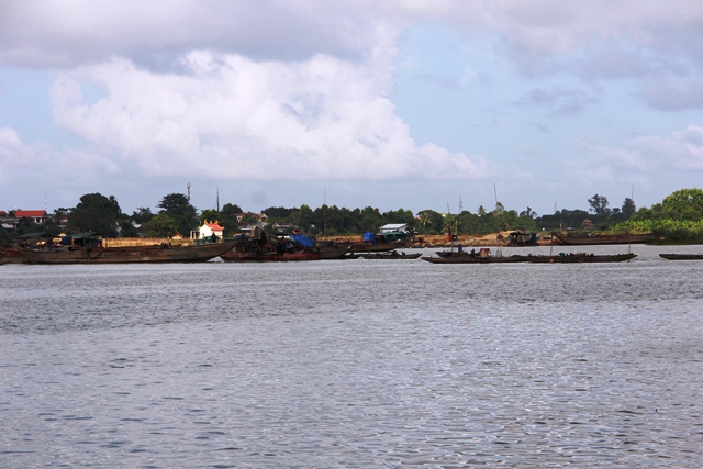 Vẫn khai thác cát trở lại ở bãi bồi Lương Quán