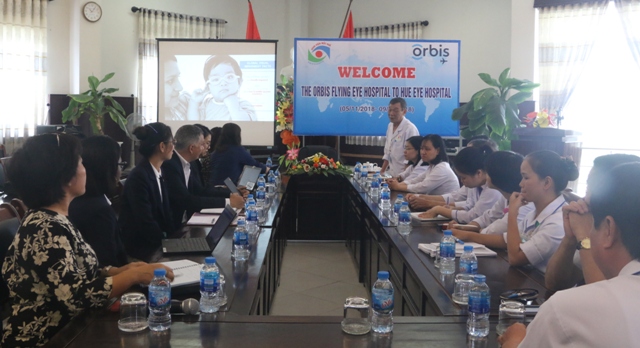 Bệnh viện bay Orbis tiếp tục hỗ trợ chăm sóc mắt cho trẻ