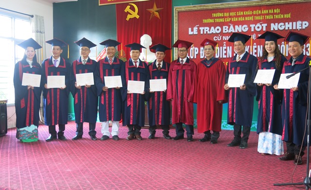 Trao bằng tốt nghiệp cử nhân nghệ thuật đạo diễn sự kiện lễ hội