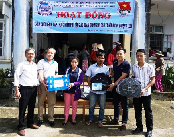 Khám bệnh và hỗ trợ quà cho người nghèo huyện A Lưới