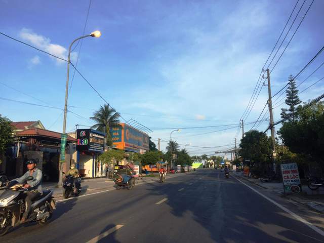 Thay đèn chiếu sáng trên Quốc lộ 49