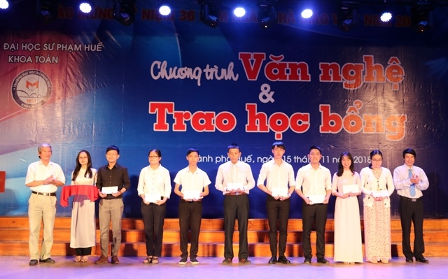 Trao hơn 60 triệu đồng học bổng cho sinh viên khoa Toán