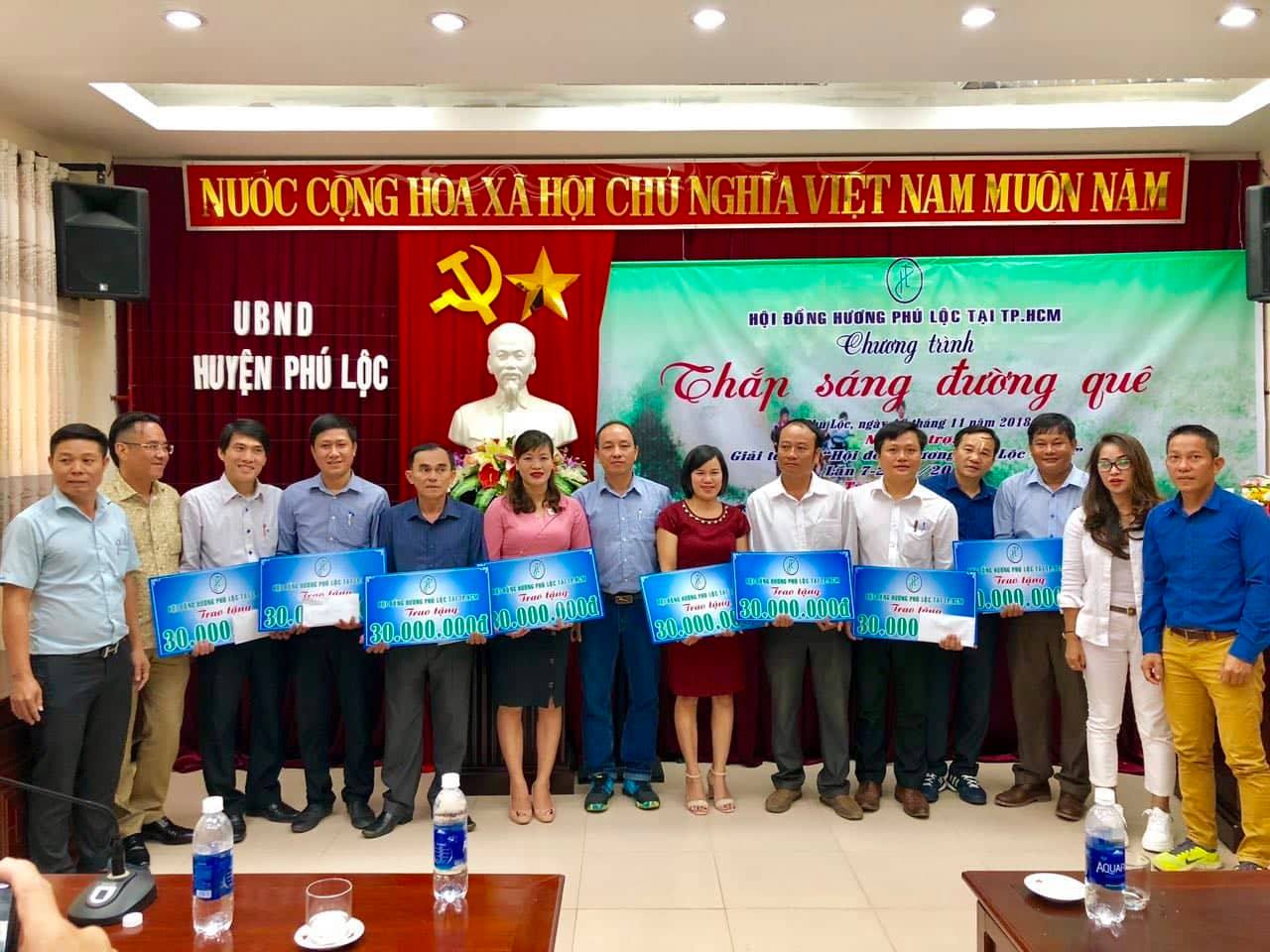 Trao 270 triệu đồng “Thắp sáng đường quê Phú Lộc năm 2018”