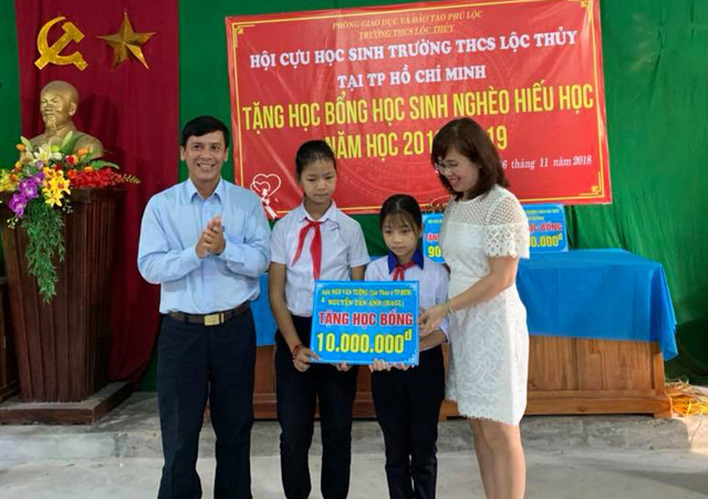 Trao học bổng cho học sinh nghèo hiếu học Phú Lộc