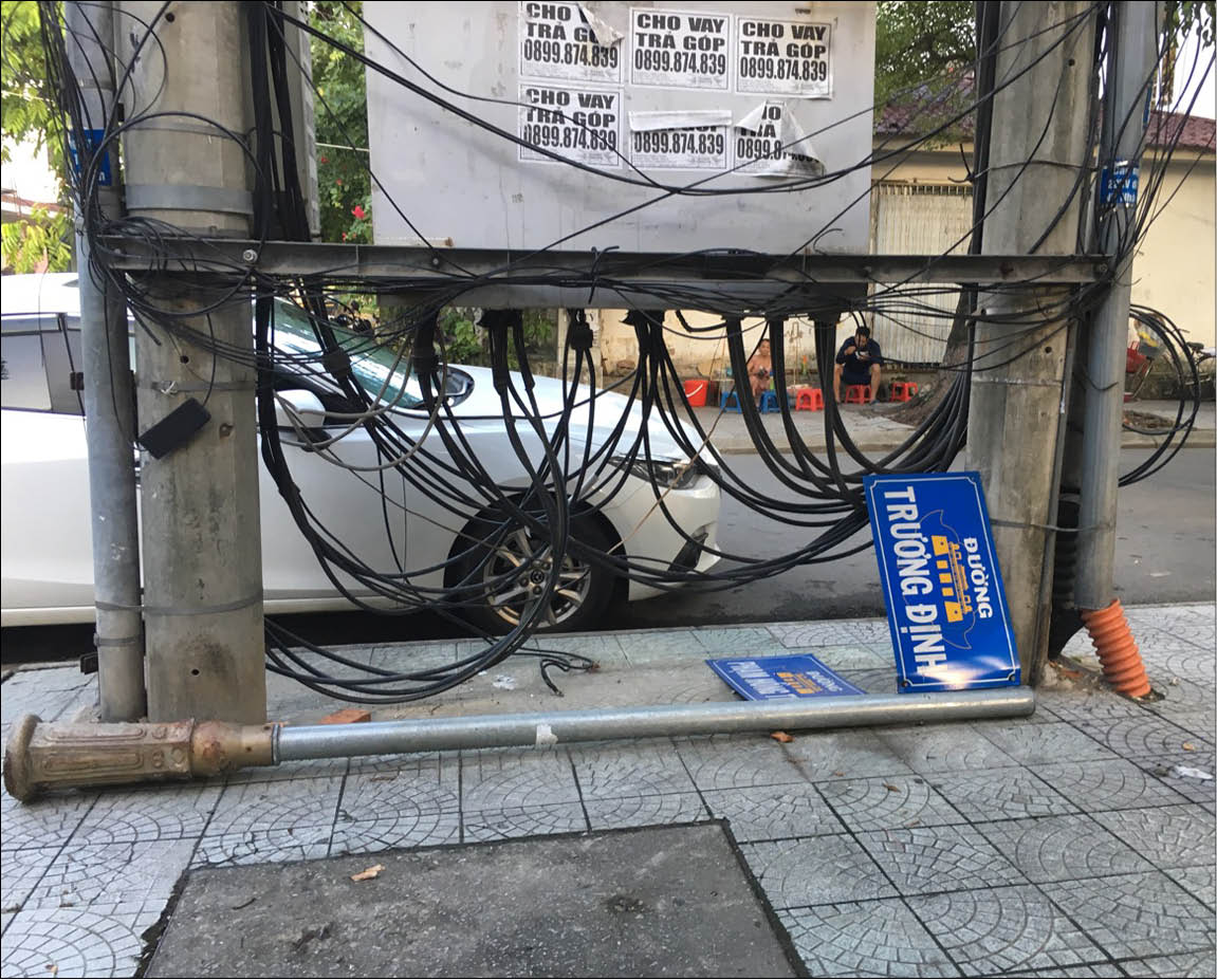 Cột biển tên đường nằm… dưới đất