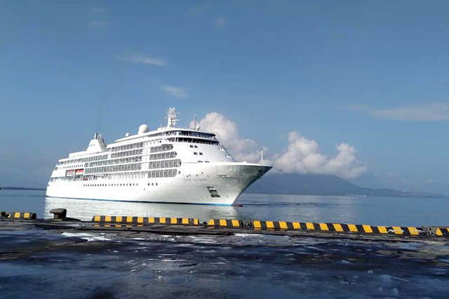 Gần 1 000 du khách trên siêu du thuyền Silver Shadow cập cảng Chân Mây