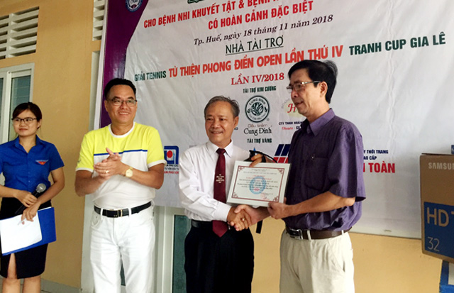 Trao nhiều suất quà cho bệnh nhi và người cao tuổi