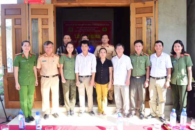 Bàn giao “Mái ấm Công đoàn” cho đoàn viên khó khăn